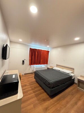 Habitación estándar, 1 cama de matrimonio, no fumadores | Espacio para trabajar con un portátil y tabla de planchar con plancha