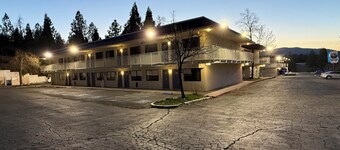Shasta Vista Inn & Suites
