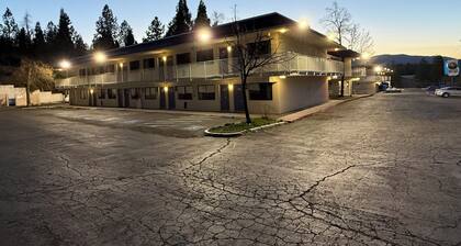 Shasta Vista Inn & Suites