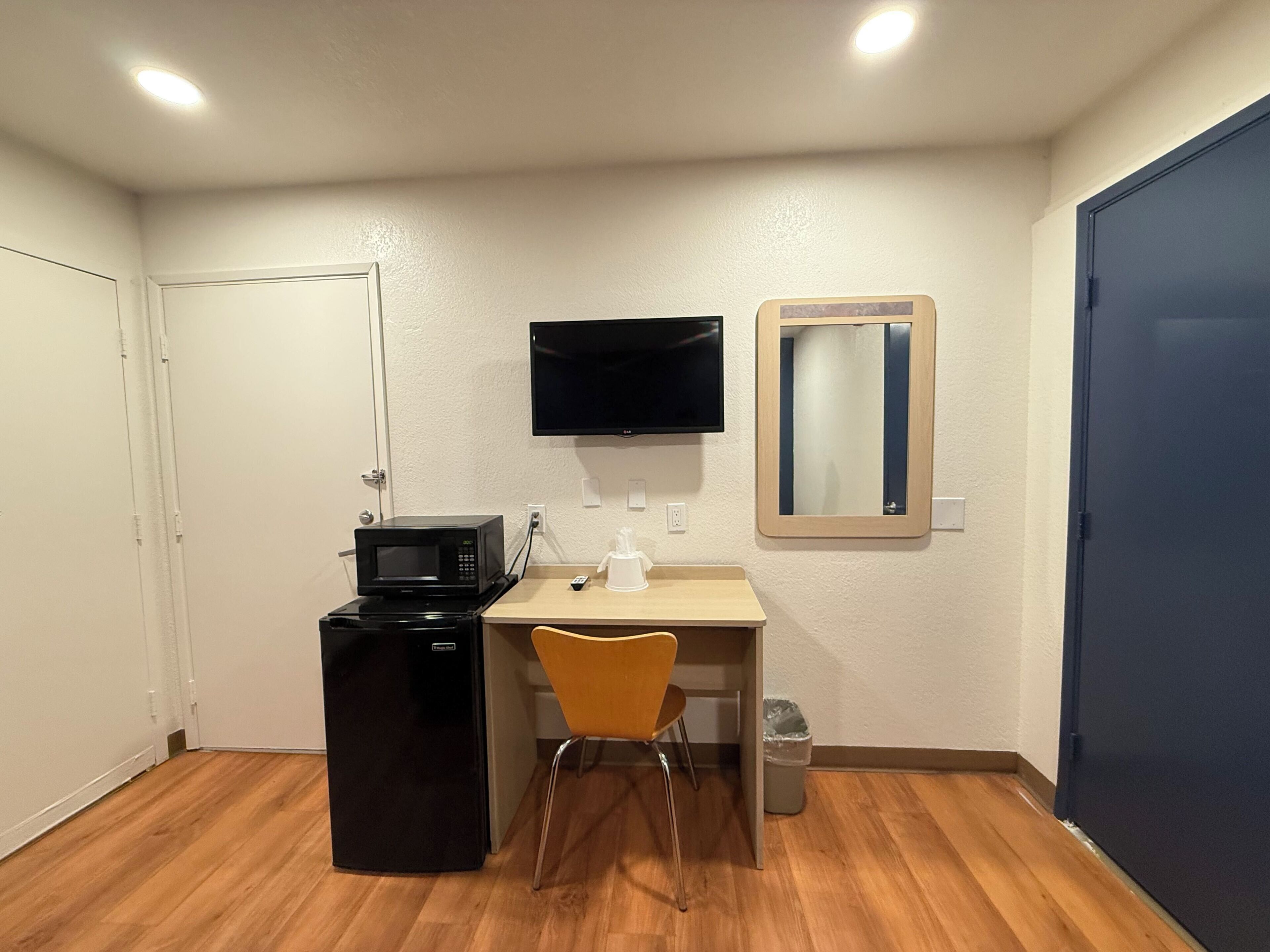 Standard Room, 1 Queen Bed, Roll-in Shower | Laptop workspace, iron/ironing board, free WiFi, bed sheets