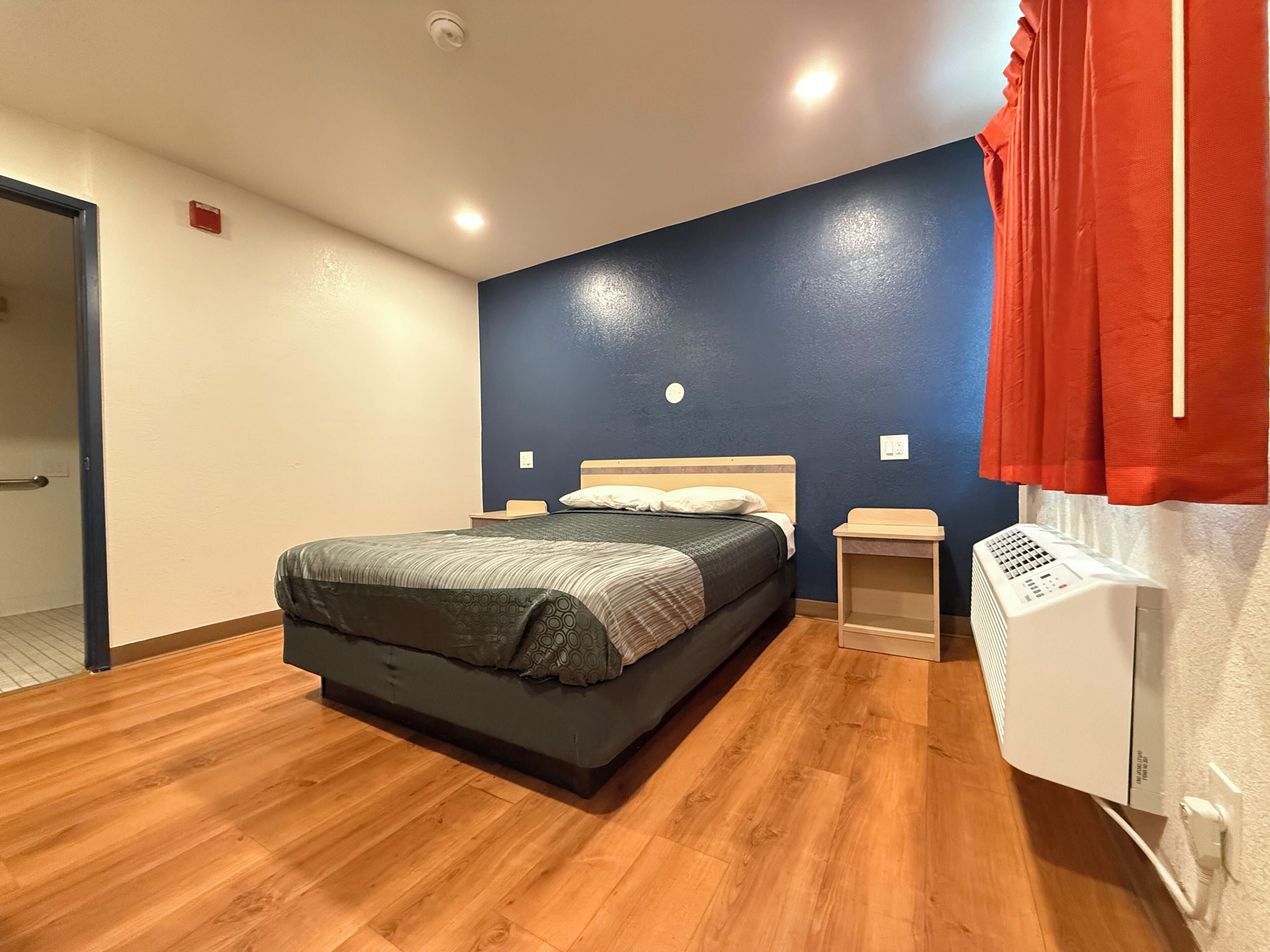 Standard Room, 1 Queen Bed, Roll-in Shower | Laptop workspace, iron/ironing board, free WiFi, bed sheets
