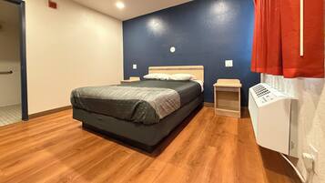 Standaard kamer, 1 queensize bed, rolstoeltoegankelijke douche | Een laptopwerkplek, een strijkplank/strijkijzer, gratis wifi, beddengoed