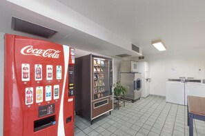 Vending machine - Shasta Vista Inn & Suites (Weed)