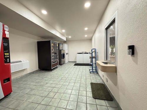 Shasta Vista Inn & Suites