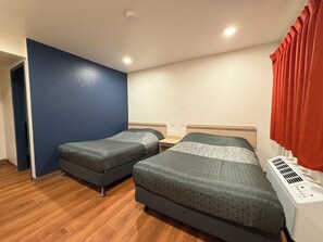 Quarto standard, 2 camas de casal, para não fumantes | Espaço de trabalho para notebook, ferros/tábuas de passar roupa