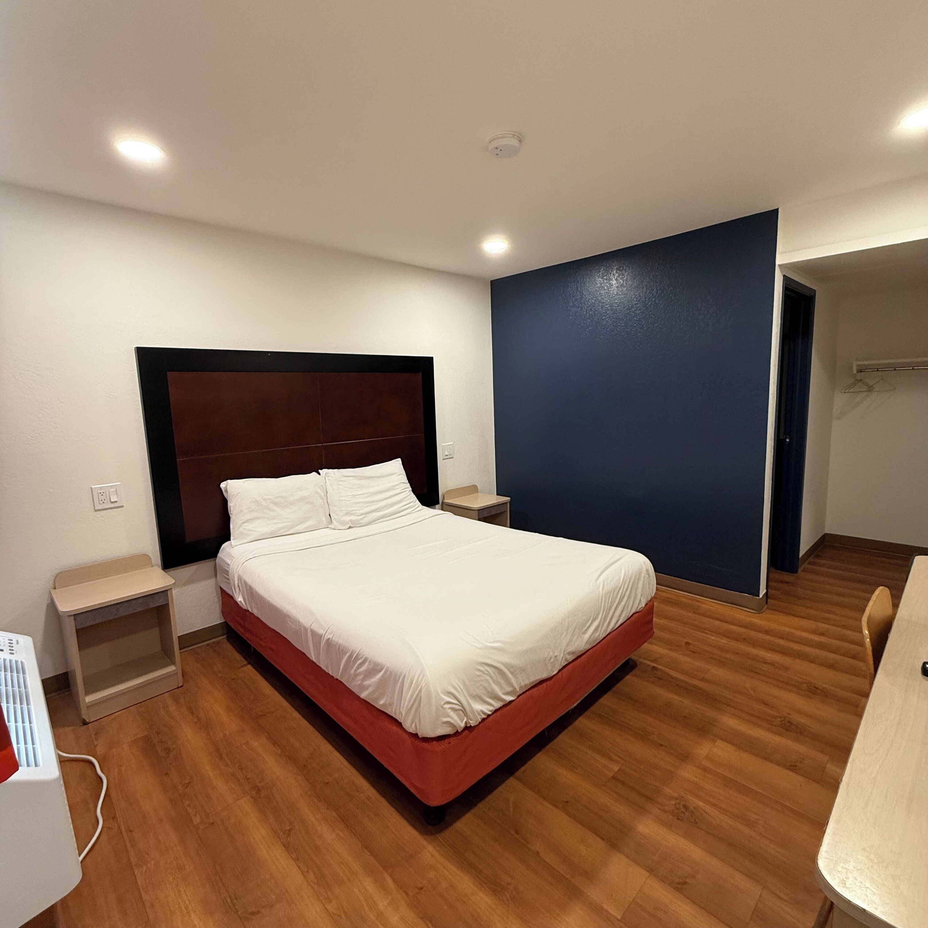 Standard Room, 1 Queen Bed, Non Smoking | Laptop workspace, iron/ironing board, free WiFi