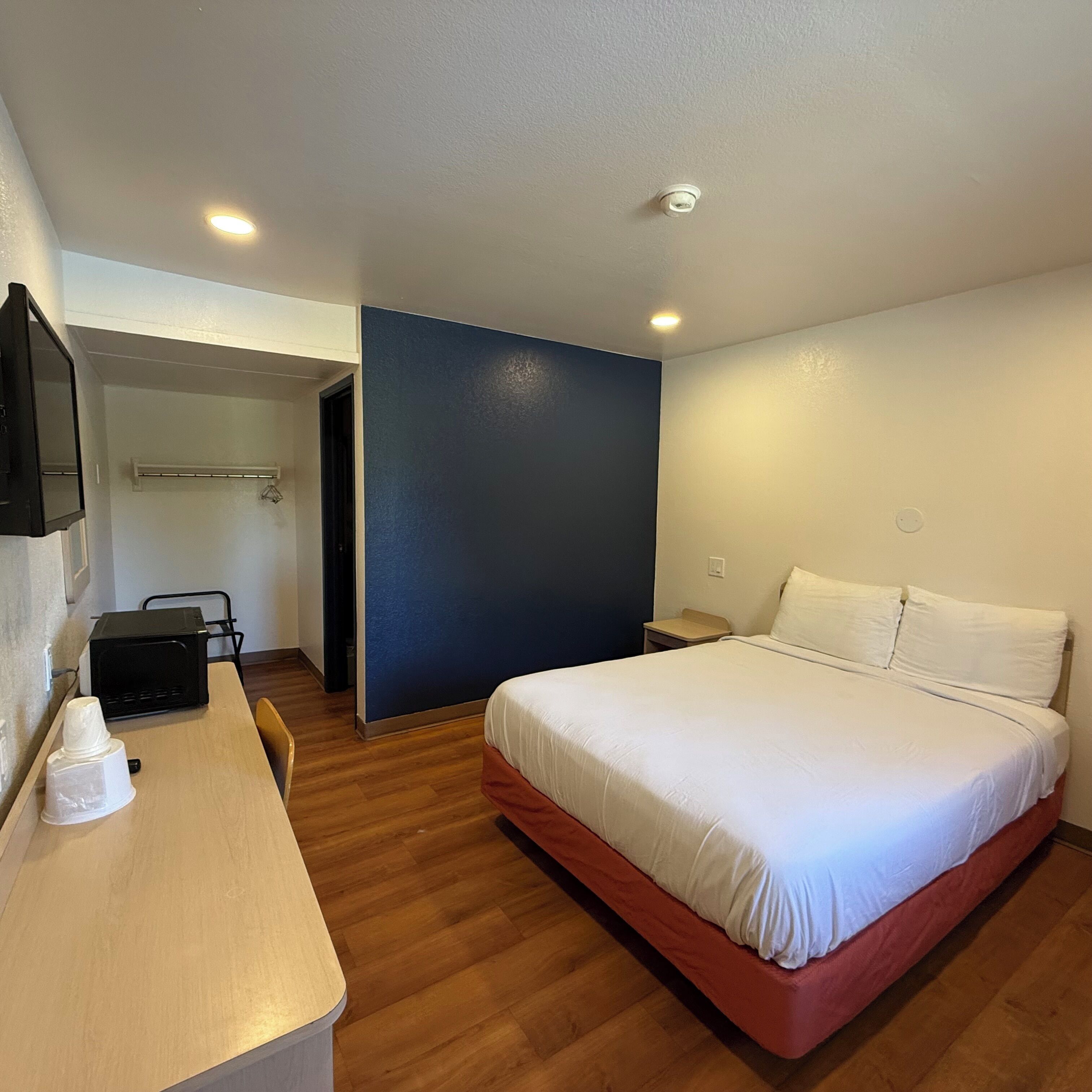 Espacio para trabajar con laptop y tabla de planchar con plancha 