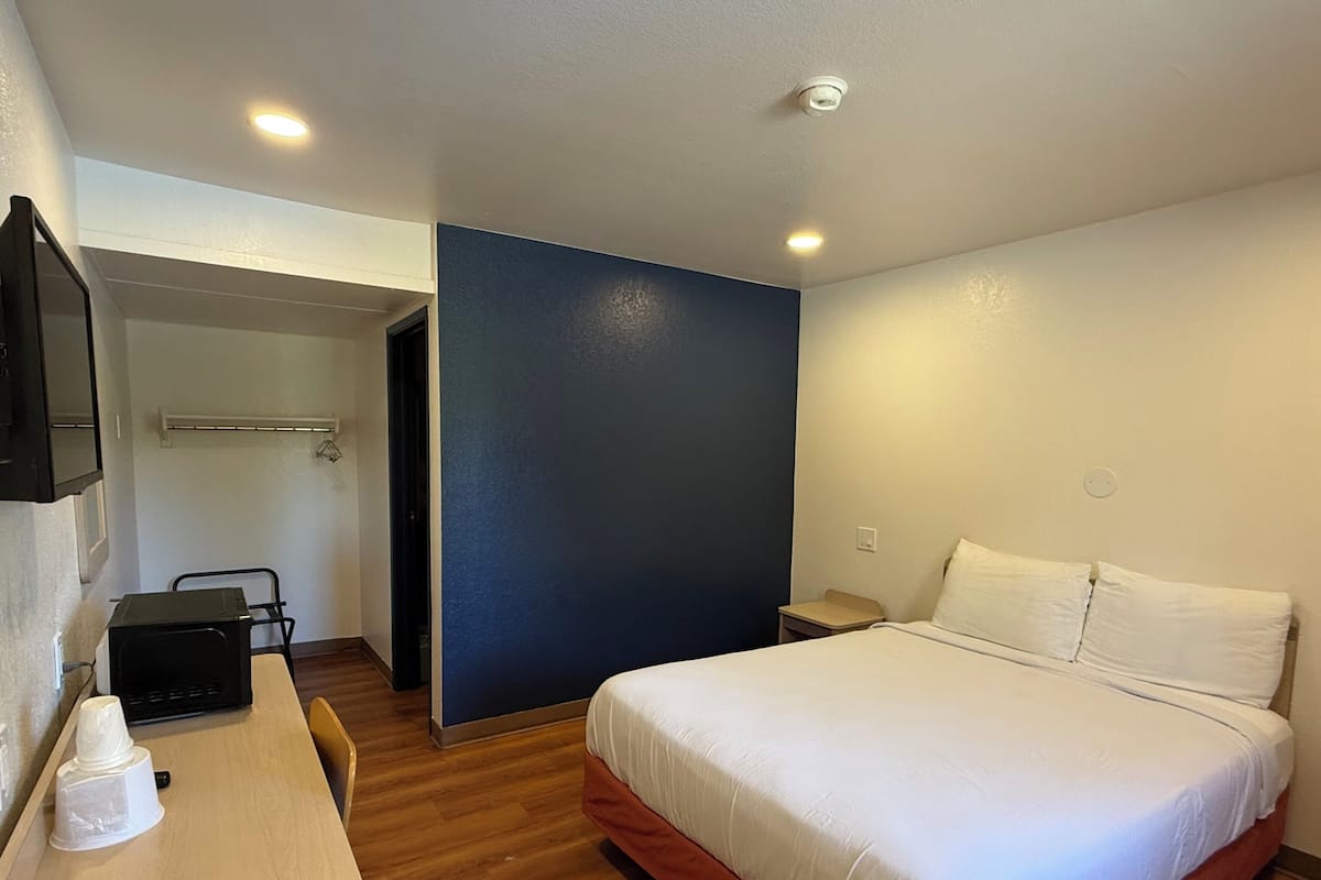 Espacio para trabajar con laptop y tabla de planchar con plancha