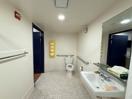 Un baño pequeño con inodoro, lavabo y espejo.