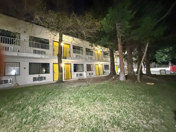 Garden - Shasta Vista Inn & Suites (Weed)