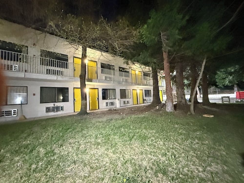 Shasta Vista Inn & Suites