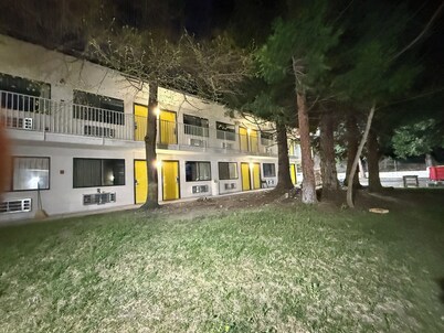 Shasta Vista Inn & Suites