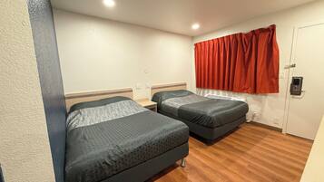 Chambre Standard, 2 lits doubles, non-fumeur | Espace de travail pour ordinateurs portables, fer et planche à repasser