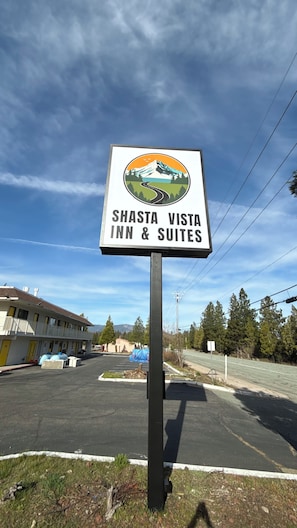 Exterior - Shasta Vista Inn & Suites (Weed)