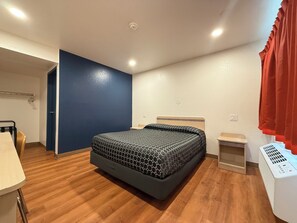 Quarto standard, 1 cama Queen, para não fumantes | Espaço de trabalho para notebook, ferros/tábuas de passar roupa