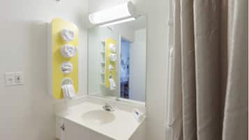 Basic Room | Bathroom | Towels, soap, shampoo, toilet paper