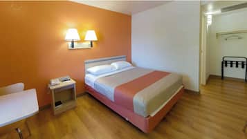 Habitación básica | Espacio para trabajar con un portátil y tabla de planchar con plancha