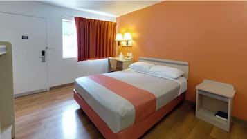 Habitación básica | Espacio para trabajar con un portátil y tabla de planchar con plancha