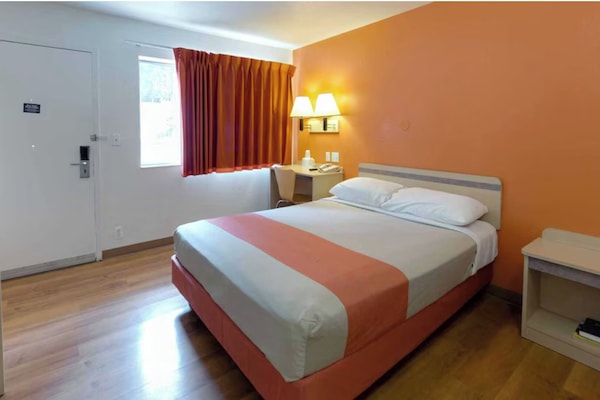 Rom – standard, 1 queensize-seng, ikke-røyk | Skrivebord for bærbar PC, strykejern/-brett og wi-fi (inkludert)