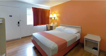 Shasta Vista Inn & Suites