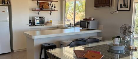 Kühlschrank, Mikrowelle, Ofen, Herdplatte