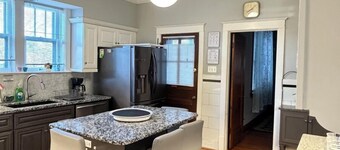 3-bedroom apartment in charming St. Louis with close to many attractive places.