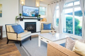 Living area - 3 Peaks at Blue Mountains, your luxury staycation! (The Blue Mountains)
