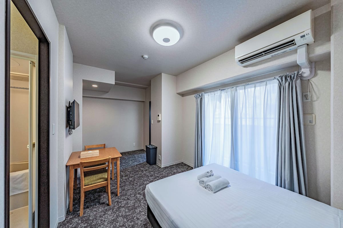 Quarto casal standard, sacada | Wi-Fi de cortesia, roupa de cama