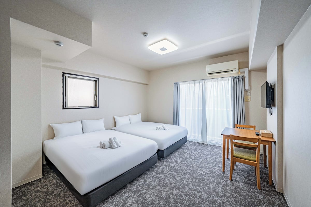 Quarto quádruplo standard, sacada, vista para o canal | Wi-Fi de cortesia, roupa de cama