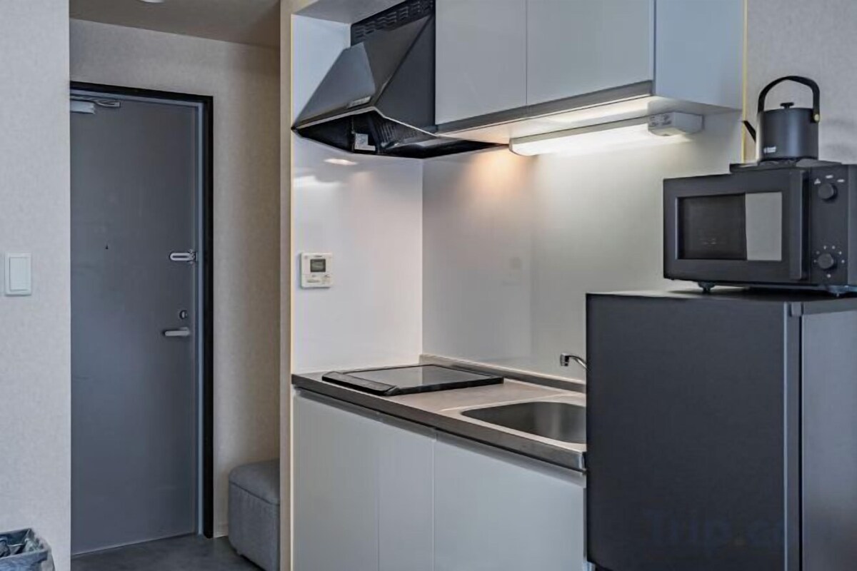 Private kitchen | Full-size fridge, microwave, cookware/dishes/utensils