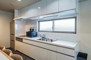 패밀리 트리플룸, 발코니, 운하 전망 | 무료 WiFi, 침대 시트