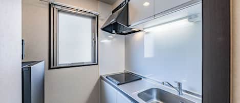 Habitación doble estándar, balcón | Cocina privada | Refrigerador con congelador, microondas y utensilios de cocina