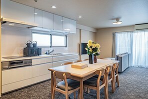 Kolmen hengen perhehuone, parveke, näköala kanavalle | Ilmainen Wi-Fi, vuodevaatteet