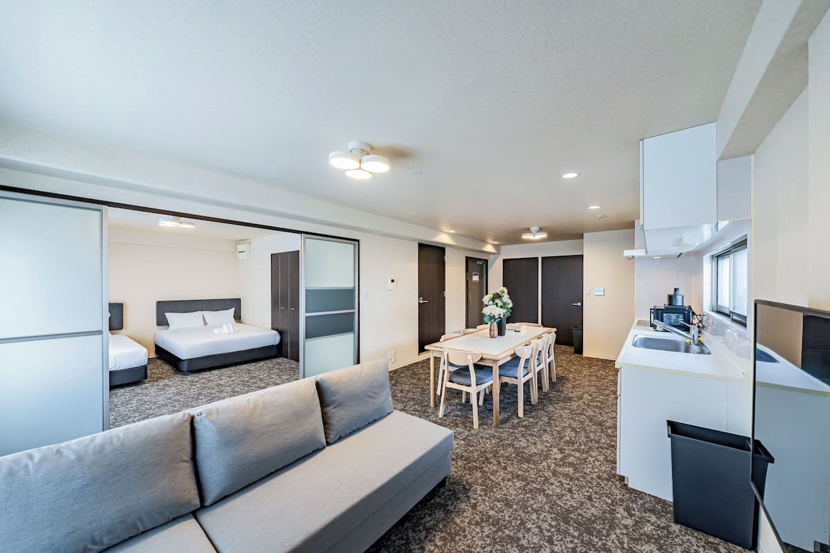 Kolmen hengen perhehuone, parveke, näköala kanavalle | Ilmainen Wi-Fi, vuodevaatteet