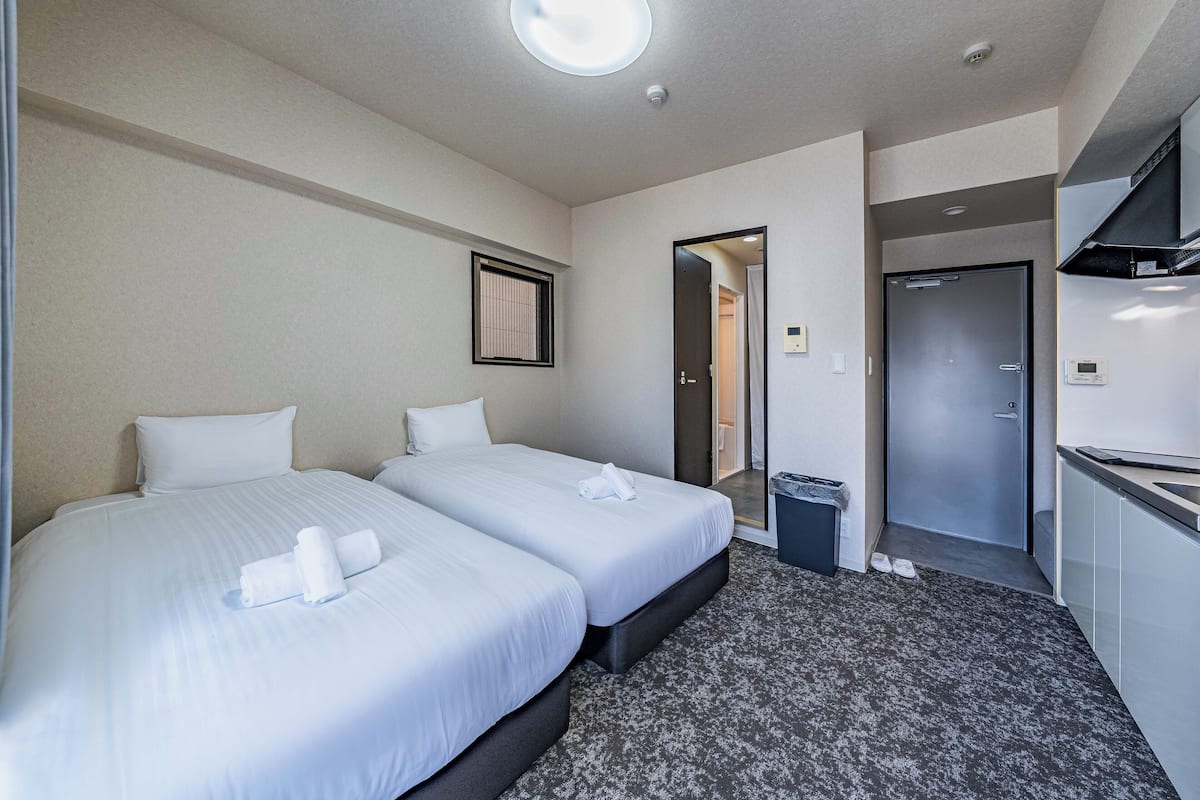 Kahden hengen standard-huone (kaksi sänkyä), parveke, näköala kanavalle | Ilmainen Wi-Fi, vuodevaatteet