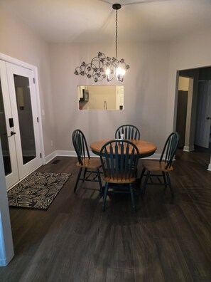 Dining - Wash Cot: Modern Comfort, 3BR, Central Heat/AC - 2 miles off I95 (Walterboro)