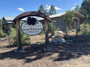 Property grounds - Sunflower Resort Deluxe Sunflower Home 2BR King/King (Winthrop)