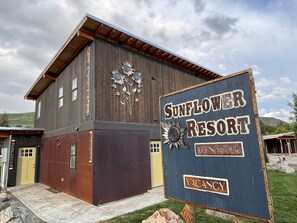 Exterior - Sunflower Resort Deluxe Sunflower Home 2BR King/King (Winthrop)