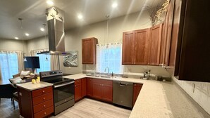 Private kitchen - Sunflower Resort Deluxe Sunflower Home 2BR King/King (Winthrop)