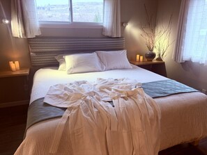 2 bedrooms, desk, iron/ironing board, travel cot - Sunflower Resort Deluxe Sunflower Home 2BR King/King (Winthrop)