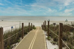Ein sandiger Weg am Strand, der zum Meer führt, mit einem Schild, auf dem 'Private East Beach' steht.