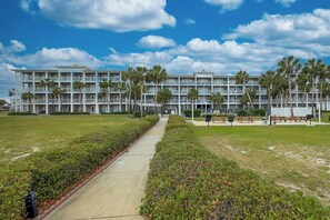 Exterior - Grand Caribbean 316 - Beach Strolls, Balcony Cocktails, Cookouts & Movie Nights (Pensacola)