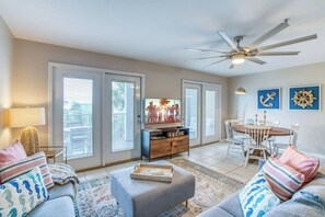 Smart TV - Grand Caribbean 316 - Beach Strolls, Balcony Cocktails, Cookouts & Movie Nights (Pensacola)