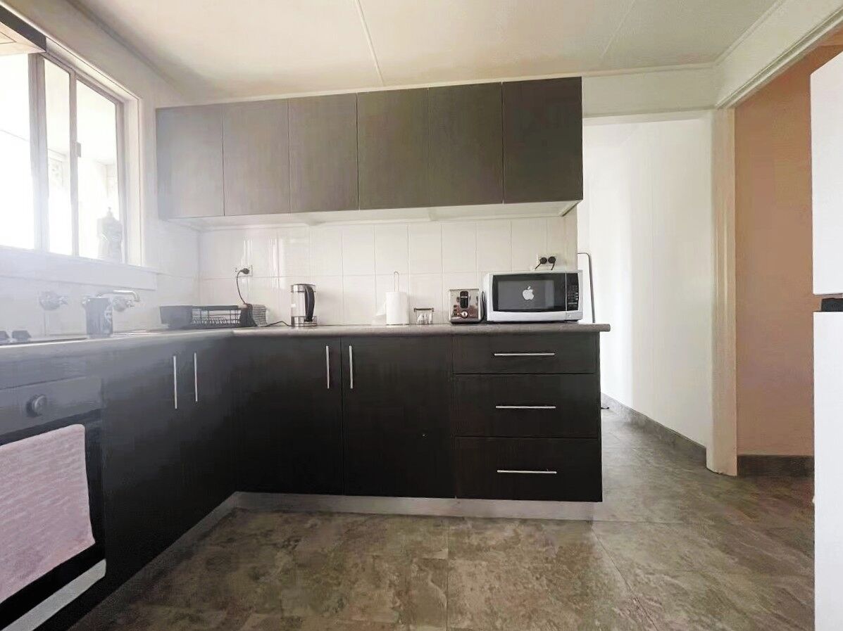 Fridge, oven, stovetop, cookware/dishes/utensils
