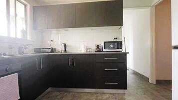 Fridge, oven, stovetop, cookware/dishes/utensils