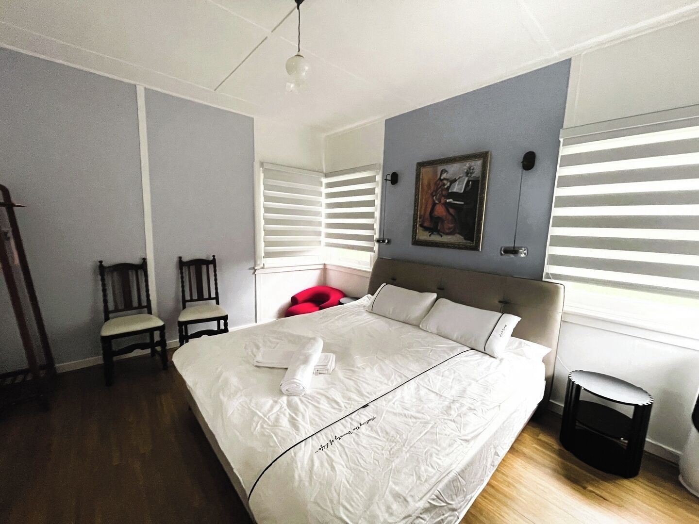 2 bedrooms, desk, WiFi, bed sheets