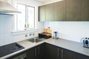 Fridge, oven, stovetop, cookware/dishes/utensils - Cozy 2BDR Stay in Central Leura | Steps to Shops (Leura)
