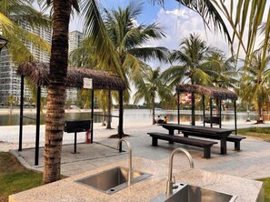 Outdoor dining - Fully Furnished 2BEDROOM-2BATH Masteri Luxury Apartment, 5mins to Vincom Mall (Thành phố Hồ Chí Minh)