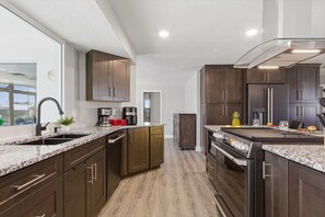 Fridge, microwave, oven, stovetop - Charm and Old Florida Vibe , Pool on the water - Villa Parisian Paradise - Roelens (Punta Gorda)