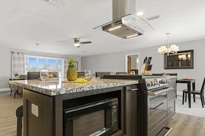 Fridge, microwave, oven, stovetop - Charm and Old Florida Vibe , Pool on the water - Villa Parisian Paradise - Roelens (Punta Gorda)